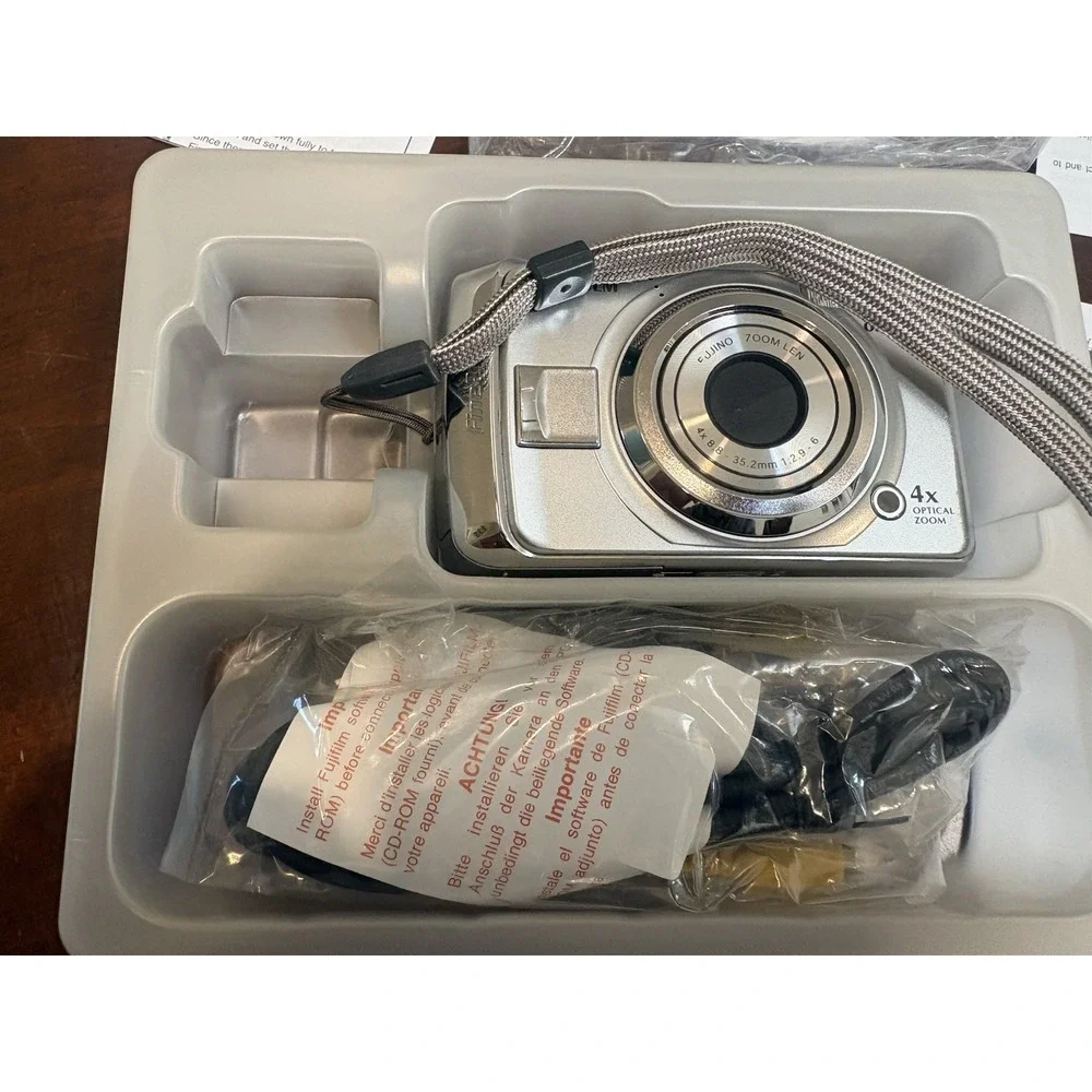 Fujifilm FinePix A820 8.3MP Digital Camera Bundle - Tested, Works! Case Cables